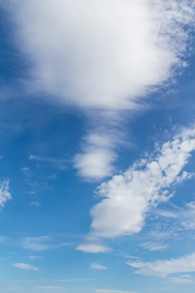 Blauwe hemel met wolken, natuurlijke hemel compositie voor achtergrond — Stockfoto