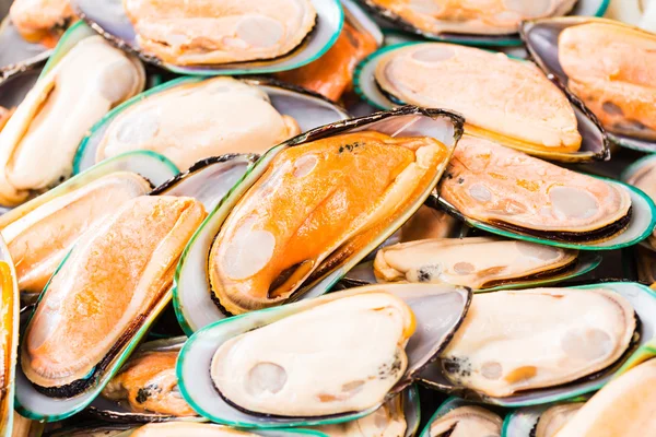 Frische Miesmuscheln auf dem Fischmarkt — Stockfoto