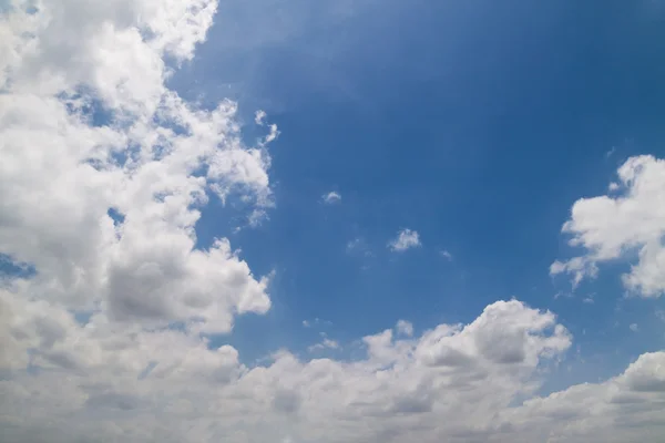 Błękitne niebo z chmurami, skład naturalny niebo w tle — Zdjęcie stockowe