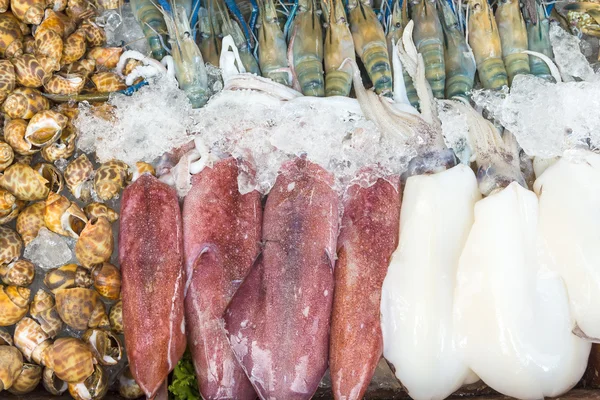 Frische Meeresfrüchte auf Eis mischen — Stockfoto