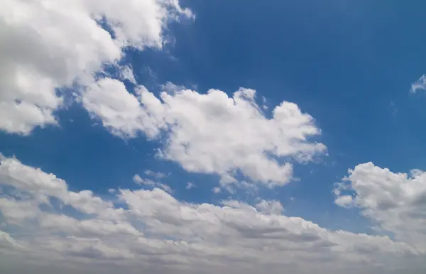Blauwe hemel met wolken, natuurlijke hemel compositie voor achtergrond — Stockfoto