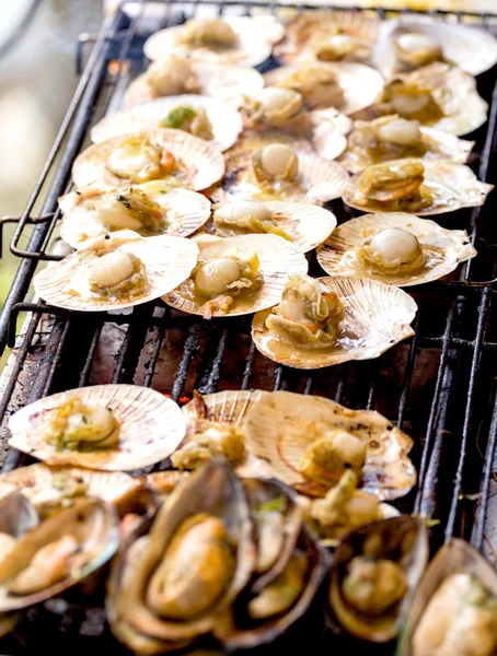 Grillade pilgrimsmusslor på grillen — Stockfoto