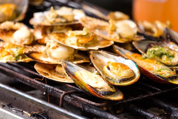 Gegrillte Miesmuscheln auf dem Rost — Stockfoto