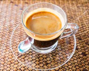 Kahve üzerine ahşap sepet kamışı