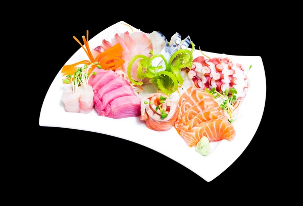 Smíšené sashimi v bílé desky izolována na černém pozadí, s c — Stock fotografie