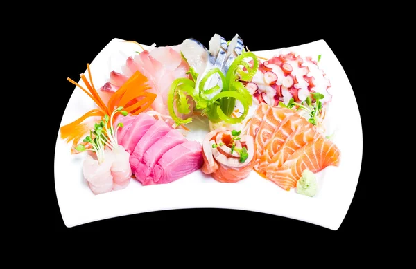 Blandade sashimi i vit platta isolerade på svart bakgrund, med c — Stockfoto