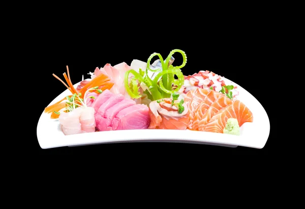 Gemischtes Sashimi in weißem Teller isoliert auf schwarzem Hintergrund, mit c — Stockfoto