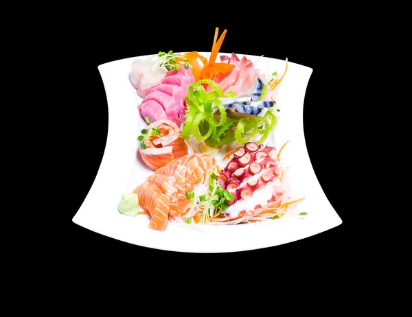 Gemischtes Sashimi in weißem Teller isoliert auf schwarzem Hintergrund, mit c — Stockfoto