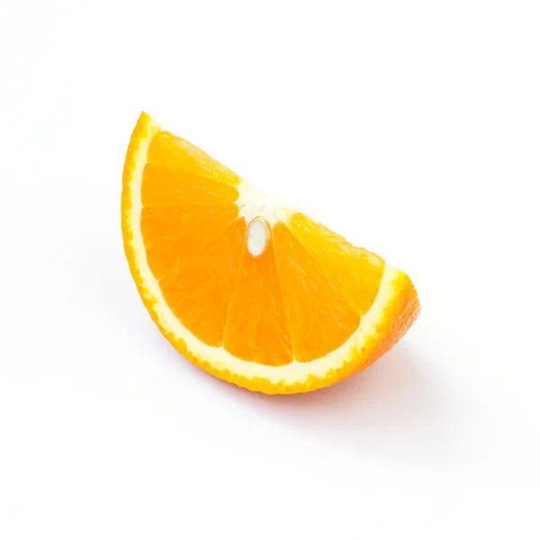 Fatias de laranja isoladas no fundo branco — Fotografia de Stock