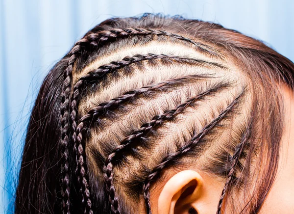 Image de vue latérale de beaux cheveux tressés — Photo