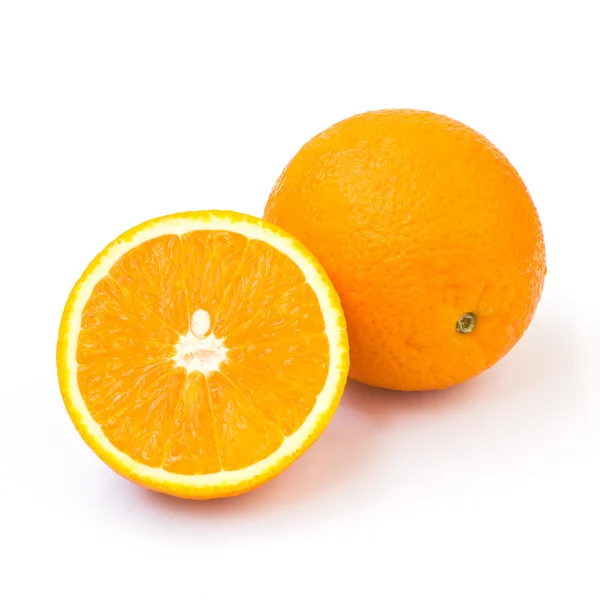 Laranja isolada sobre fundo branco — Fotografia de Stock