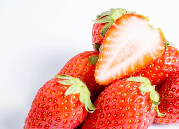 Fragola isolata su sfondo bianco — Foto Stock