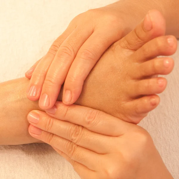 Reflexologia massagem nos pés, tratamento de pés spa, Tailândia — Fotografia de Stock