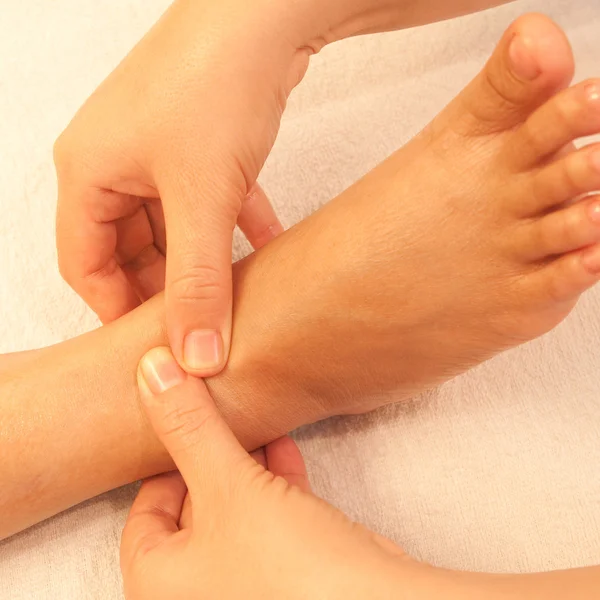 Reflexologia massagem nos pés, tratamento de pés spa, Tailândia — Fotografia de Stock