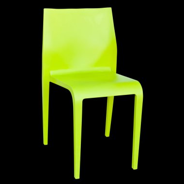 izole kırpma p siyah zemin üzerine yeşil plastik sandalye