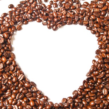 kahverengi kahve çekirdekleri ve kelime sevgi kalpten