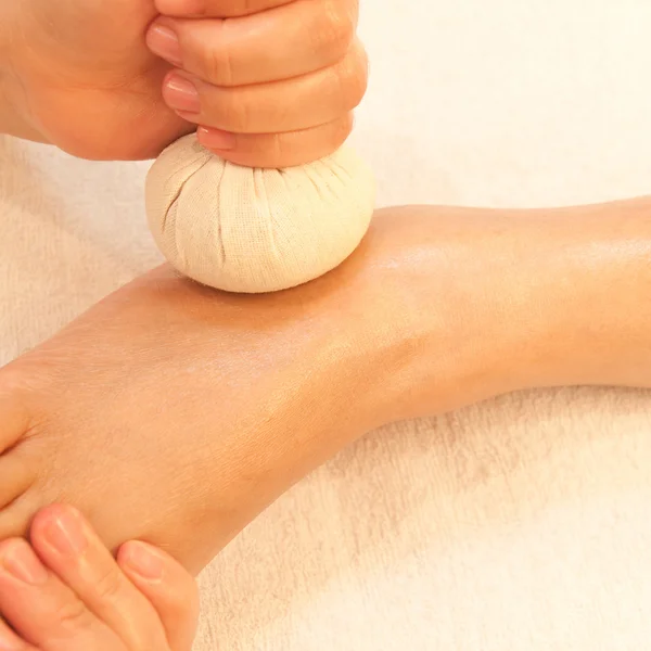 Reflexologia massagem nos pés, tratamento de spa pé por erva bola, Thaila — Fotografia de Stock