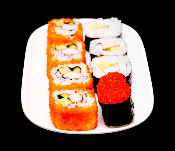 Sushi in piatto bianco su fondo nero con DOF poco profondo — Foto Stock