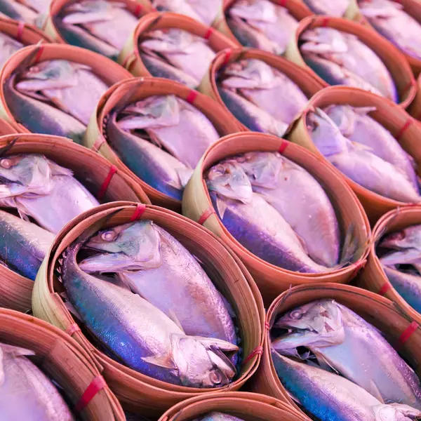 Makrele Fisch im Bambuskorb auf dem Markt, Samutsongkram Provinz- — Stockfoto