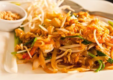 Tay tarzı noodle ile taze karides, pad thai, Tayland