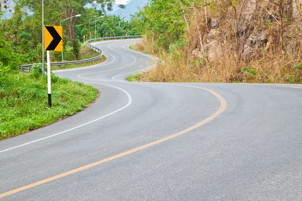 The road curves up the mountain,countryside of Thailand — Stock Photo, Image