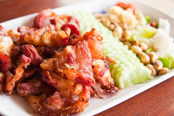 Жареная свинина с тайскими травяными блюдами в тайском стиле — стоковое фото
