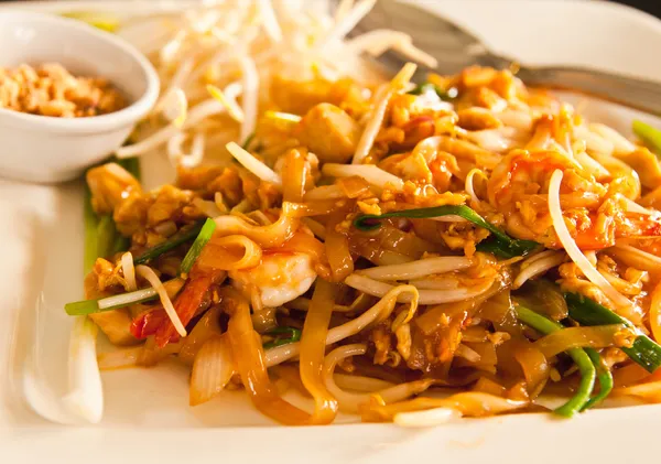 Thai stílusban tészta friss garnélarák, Pad thai, Thaiföld — Stock Fotó