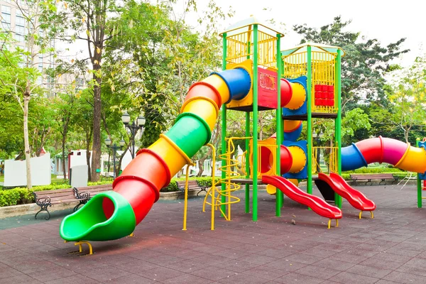 Colorido parque infantil en una ciudad — Foto de Stock