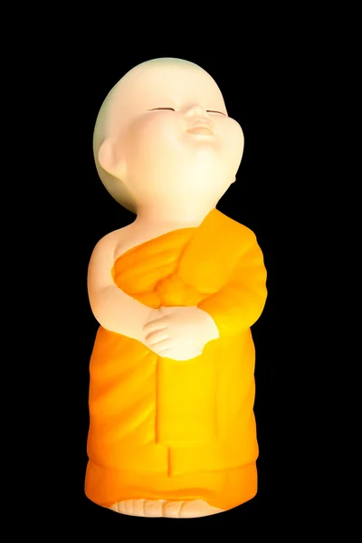 Muñeca de arcilla bebé monje aislado sobre fondo negro, con recorte p — Foto de Stock
