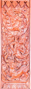 geleneksel Tay tarzı Ahşap oyma kilise, cins kapıda