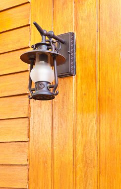 ahşap duvarda asılı eski moda lamba