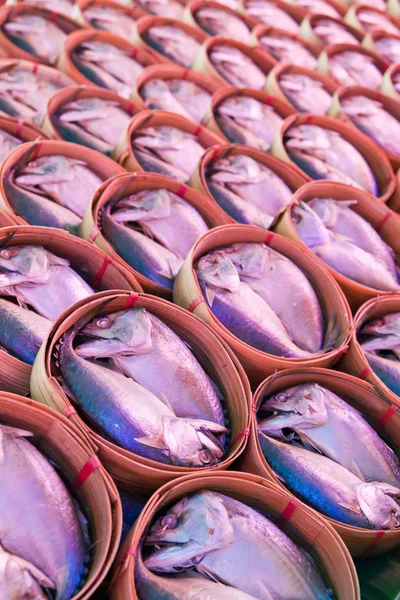 Makrela ryby v bambusové koše na trhu, samutsongkram provincie- — Stock fotografie