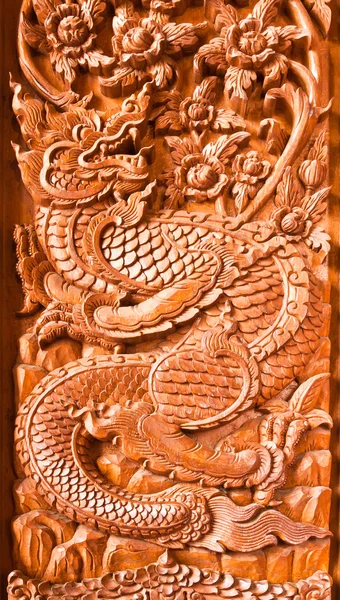 Traditionell thailändsk stil wood carving som dragon i fönstret c — Stockfoto