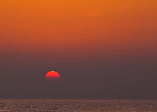 Nascer do sol sobre o mar no campo, Hua Hin-Tailândia — Fotografia de Stock