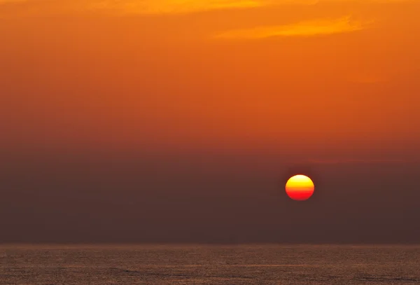 Auringonnousu meren yli maaseudulla, Hua Hin-Thaimaa — kuvapankkivalokuva