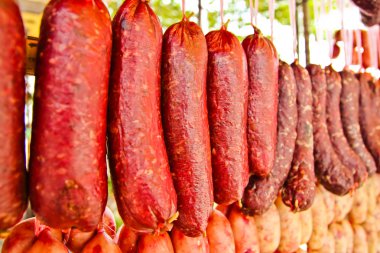 ev yapımı et salam sosis adlı çizgi u asılı semt pazarı