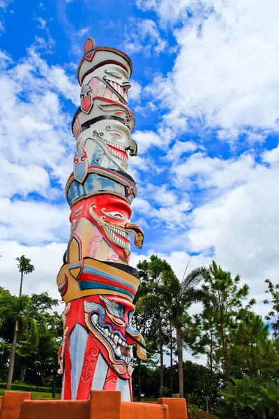 Fantasma máscara totem pólo e azul céu fundo — Fotografia de Stock