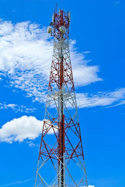 Mât de télécommunication avec liaison micro-ondes et émetteur TV un — Photo