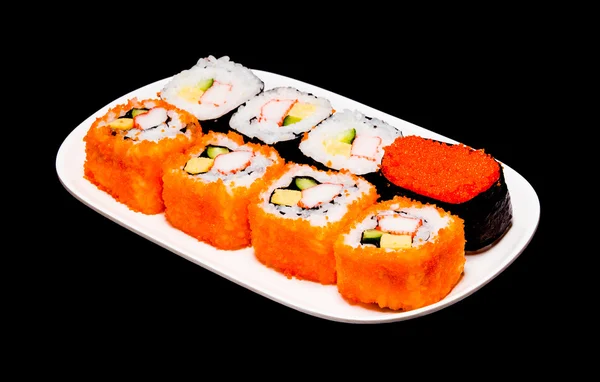 Sushi v bílé desky na černém pozadí — Stock fotografie