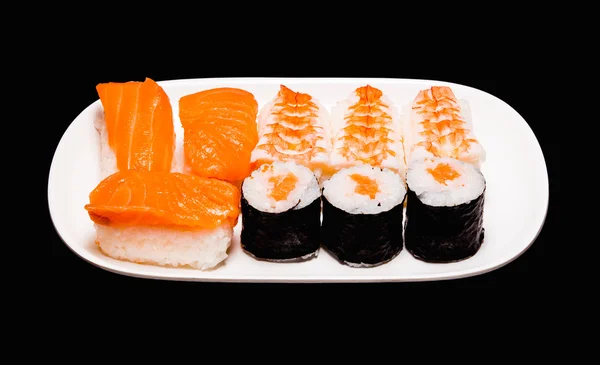 黒い背景に白い板で寿司 — ストック写真