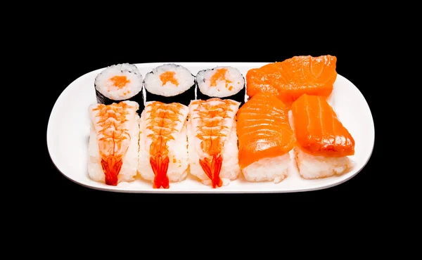 Sushi i vit platta på svart bakgrund — Stockfoto