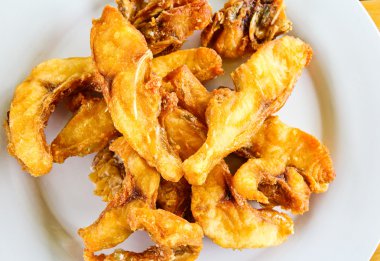 tilapia balık kızartması beyaz tabakta kesti.