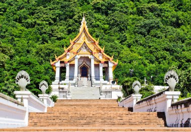 güzel Taylandlı Kilisesi önünde dağ