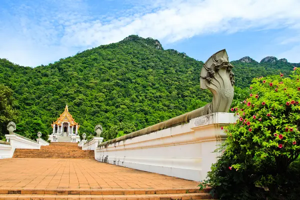 Schöne thailändische Kirche vor dem Berg vor blauem Himmel — Stockfoto