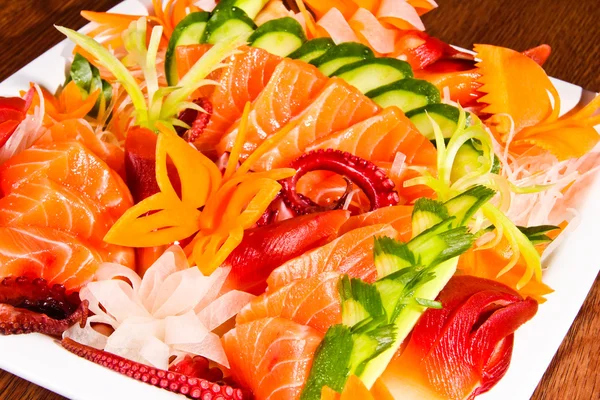 Smíšené sashimi v bílé desky na dřevěný stůl — Stock fotografie