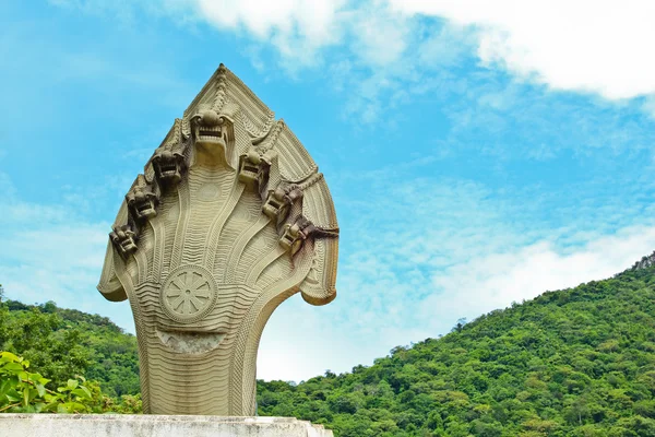 Mavi gökyüzü arka plan oyulmuş taş naga — Stok fotoğraf