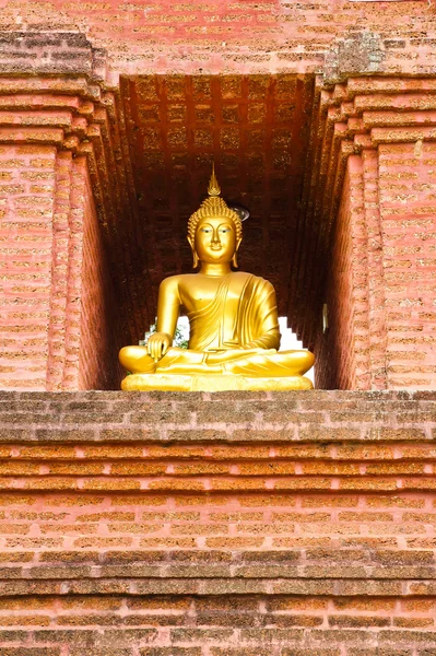 Golden Buddha kiviseinällä temppelissä . — kuvapankkivalokuva