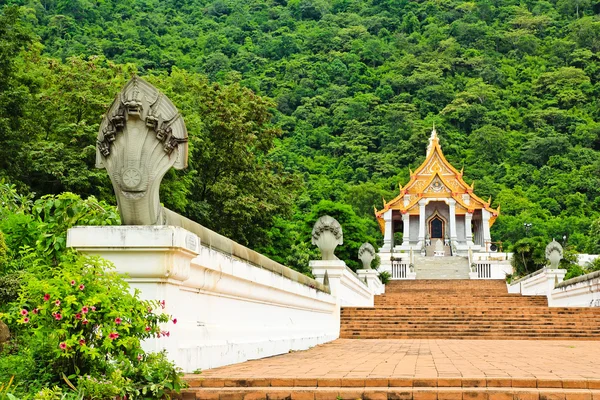 Belle église thaï devant la montagne contre le ciel bleu — Photo