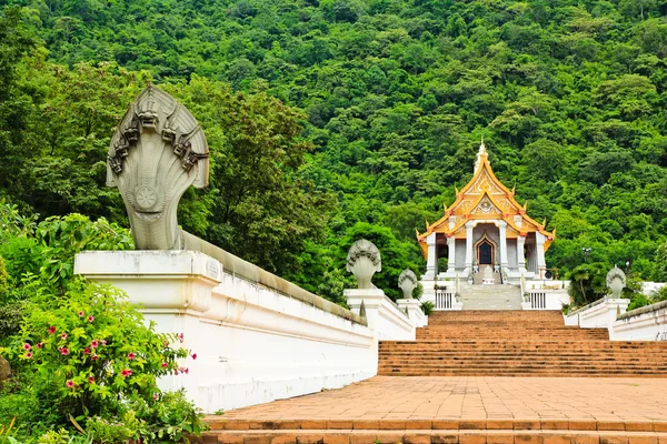 Mooie Thaise kerk tegenover de berg tegen blauwe hemel — Stockfoto