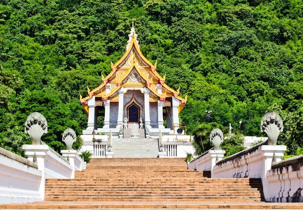 Belle église thaï en face de la montagne — Photo